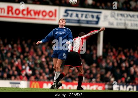 Il Tore Andre Flo di Chelsea batte il Dean Richards di Southampton con un intestazione Foto Stock