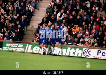 I giocatori di Chelsea celebrano il primo gol di Tore Andre Flo Foto Stock