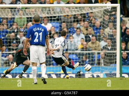 Calcio - fa Barclays Premiership - Everton v Tottenham Hotspur - Goodison Park. Robbie Keane di Tottenham Hotspur segna dal punto di rigore Foto Stock