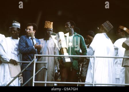 Calcio - Coppa delle nazioni africane - finale - Nigeria contro Algeria. Il capitano della Nigeria Christian Chukwu (al centro) con la Coppa delle nazioni africane, dopo la vittoria del suo fianco nel 3-0 Foto Stock