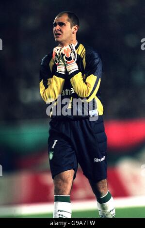 Calcio - Toyota Intercontinental Cup - Manchester United v Palmeiras - Tokyo. Il portiere di Palmeiras Marcos vuole che i suoi avanti si accingano Foto Stock