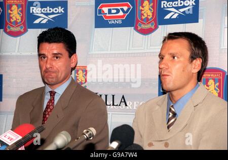 Calcio - FA Carling Premiership - Paul Merson indicazioni per Aston Villa Foto Stock