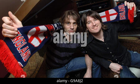 Danny McNamara (a destra) e Steve Firth of Embrace, che sono orgogliosi di cantare la canzone ufficiale inglese per la Coppa del mondo mentre la suonano ai media a Chiswick, a Londra ovest. Data immagine: Giovedì 20 aprile 2006. Vedi la storia della PA SHOWBIZ Inghilterra. Il credito fotografico dovrebbe essere: Steve Parsons/PA. Foto Stock