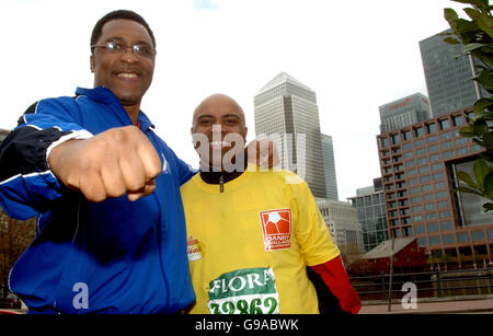 L'ex calciatore Manchester United e sufferer di MS Danny Wallace (R) incontra l'ex boxer Michael Watson mentre continua a camminare intorno al corso della maratona Flora London. Foto Stock