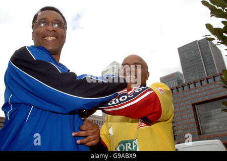 Ex Manchester United calciatore e MS sofferente Danny Wallace (L) soddisfa ex-pugile Michael Watson come egli continua a camminare intorno alla Flora London marathon corso. Foto Stock