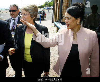 Bererly Malone, Segretario Generale della RCN (destra), incontra il Segretario della Sanità Patricia Hewitt quando arriva alla conferenza annuale del Royal College of Nursing a Bournemouth, Dorset, dove ha ricevuto un'accoglienza ostile da parte dei delegati. Foto Stock