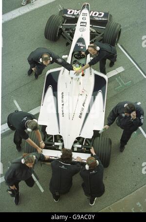 Ralf Schumacher torna ai box dopo aver testato il nuovo Williams FW22 F1 Foto Stock