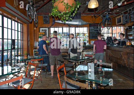 Dock di fango,un cafe/bar/ristorante al Bristol Harbourside. un dock UK docks venue venues mangiare bere cibo mangiare mangiare Foto Stock