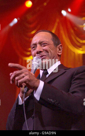 US Crooner Paul Anka esegue la sua unica data dal vivo nel Regno Unito presso la Royal Albert Hall nel centro di Londra. L'ex idolo teen degli anni '60 scrisse la versione inglese di 'My Way' per Frank Sinatra. Foto Stock