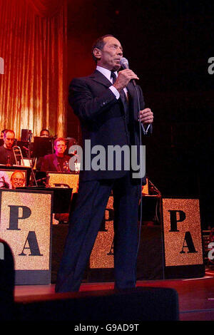 US Crooner Paul Anka esegue la sua unica data dal vivo nel Regno Unito presso la Royal Albert Hall nel centro di Londra. L'ex idolo teen degli anni '60 scrisse la versione inglese di 'My Way' per Frank Sinatra. Foto Stock