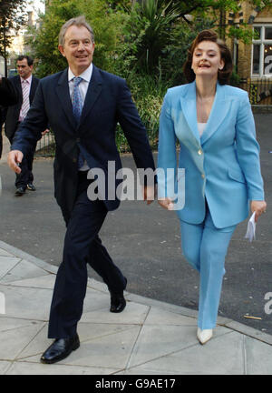 Il primo ministro Tony Blair e sua moglie Cherie arrivano a votare a una stazione di scrutinio presso la Westminster City School vicino alla loro residenza ufficiale di Downing Street. Foto Stock