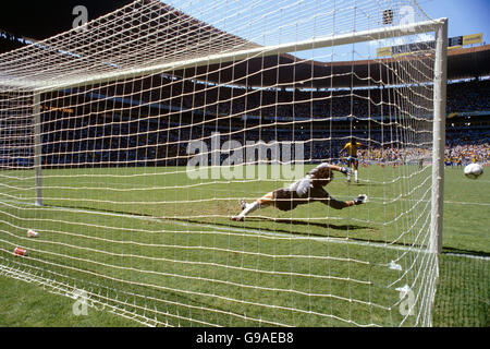 Il brasiliano Julio Cesar guarda la sua pena ha colpito il post e. Volate di nuovo fuori mentre il portiere francese Joel Bats si tuffa giusto Foto Stock