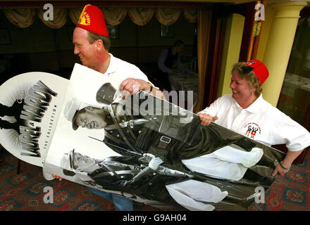 I membri dei figli del Desert Laurel e del club Hardy Charlie Lewis e Laura Tierney arrivano al Corus Hotel vicino al ponte Forth Road, Edimburgo, per celebrare il centesimo anniversario di quando Stan Laurel è apparso per la prima volta sul palco a Glasgow. Foto Stock