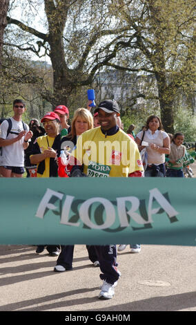 Ex calciatore Manchester United e sufferer MS Danny Wallace (termina il corso di maratona Flora London. Foto Stock