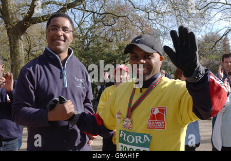 L'ex calciatore del Manchester United e sufferatore di MS Danny Wallace (R) incontra l'ex-pugile Michael Watson mentre conclude il corso della maratona di Flora London. Data foto: Venerdì 28 aprile 2006. La sig.ra sufferer e l'ex calciatore del Manchester United Danny Wallace partecipavano alla maratona di Londra per raccogliere fondi per beneficenza. Il credito fotografico dovrebbe essere: Joel Ryan/PA. Foto Stock