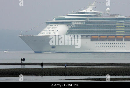 La nave da crociera più grande del mondo, la Freedom of the Seas, arriva al castello di Calshot, a Southampton Water. Foto Stock