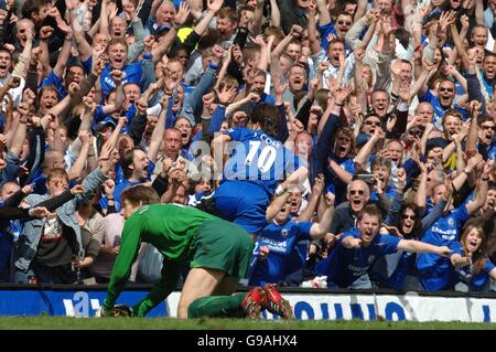 Calcio - fa Barclays Premiership - Chelsea / Manchester United - Stamford Bridge. Joe Cole di Chelsea celebra il suo obiettivo Foto Stock