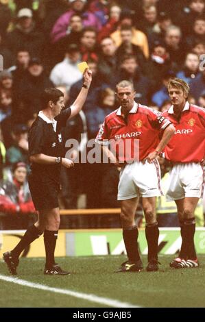 Roy Keane (c) del Manchester United è prenotato dall'arbitro Andy D'Urso (l) come David Beckham (r) guarda Foto Stock