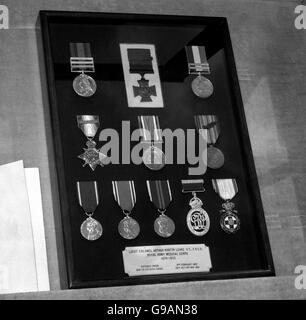 Le medaglie del tenente colonnello Arthur Martin-Leake, tra cui la sua Victoria Cross e Bar, al Royal Army Medical Corps Depot, Crookham, Hampshire. Martin-Leake è stato uno dei soli tre uomini a vincere il VC due volte. Ha vinto il suo primo a Vlakfontein l'8 febbraio 1902, durante la guerra dei Boeri, e ha vinto il bar presso Zonnebeke nel 1914, durante la prima guerra mondiale. Foto Stock