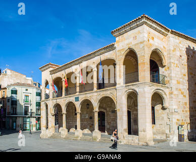 La gente a piedi nella parte anteriore della facciata principale del municipio della città vecchia in piazza Mayor di Zamora, Castilla Foto Stock