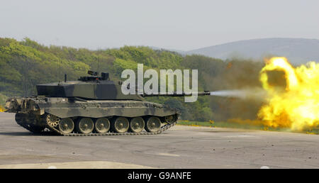 Un carro armato Challenger che spara in diretta al campo di tiro di Lulworth, che fa parte del Army's Armour Center, Allenby Barracks, Bovington vicino Wareham, Dorset. Prince Harry parteciperà a un corso di formazione di 20 settimane per i leader della truppa all'installazione dal 22 maggio successivo al suo addestramento di base per ufficiali a Sandhurst. Foto Stock