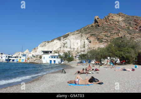 I turisti a prendere il sole su di una spiaggia dell'isola greca di Milos Foto Stock