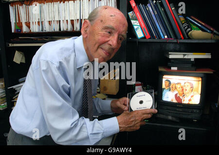 Lew Branston guarda una registrazione da tempo dimenticata di Sir Alf Ramsey e dei suoi 1966 eroi che cantano una canzone di buona fortuna per la squadra della Coppa del mondo d'Inghilterra del 1982, presso Q Studios, Queniborough, Leicestershire. Foto Stock