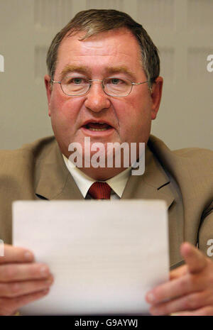 Il presidente Noel o'Flynn TD intervenendo alla Leinster House di Dublino, nel corso di un dibattito della commissione mista Oireachtas sul futuro fabbisogno energetico dell'Irlanda. Foto Stock