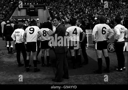 West Ham United contro Fulham. I giocatori abbattuti di Fulham guardano alla Royal box, dopo la sconfitta del club della seconda Divisione a West Ham United nella finale della Coppa fa a Wembley. Foto Stock