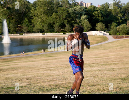 Giovane Africano Americano di formazione per essere un peso medio boxer. Foto Stock