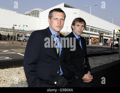 I calciatori scozzesi Scott Severin (L) e Russell Anderson durante una telefonata all'Holiday Inn, Glasgow Airport. Foto Stock