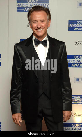 Tony Christie arriva per il Sony Radio Academy Awards 2006 presso il Grosvenor House Hotel, Londra centrale. Foto Stock