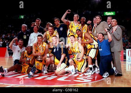 Basket - finale della classica Coppa nazionale di Cola di Sainsbury - Manchester Giants contro Sheffield Sharks. Sheffield Sharks festeggia con la National Cup dopo la vittoria del 89-80 Foto Stock