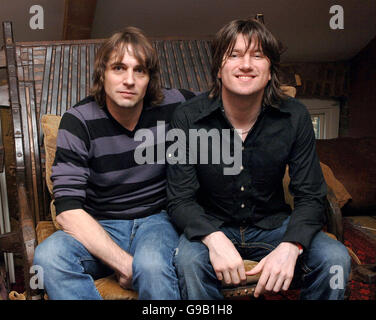 (R-L) Danny McNamara e Steve Firth di Embrace, che sono orgogliosi di cantare la canzone ufficiale inglese per la Coppa del mondo mentre la suonano ai media a Chiswick, Londra ovest. Foto Stock