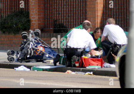 Ufficiali di polizia sulla scena di Horsley Hill Road a South Shields dopo che una madre e i suoi due bambini sono stati gravemente feriti e la loro nonna è stata uccisa dopo aver urtato con una macchina mentre attraversava la strada. Foto Stock