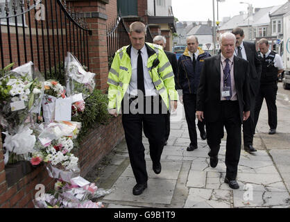 Il sovrintendente della polizia di Durham Harry Stephenson (davanti a destra) sulla scena in Horsley Hill Road a South Shields dopo che una madre ed i suoi due bambini piccoli sono stati gravemente feriti e la loro nonna è stata uccisa dopo aver urtato con un'automobile mentre attraversava la strada. Foto Stock