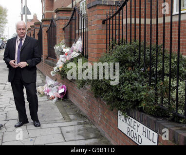 Il sovrintendente della polizia di Durham Harry Stephenson si trova accanto agli omaggi floreali della scena in Horsley Hill Road a South Shields dopo che una madre e i suoi due figli piccoli sono stati gravemente feriti e la loro nonna è stata uccisa dopo aver urtato un'auto durante l'attraversamento della strada. Foto Stock