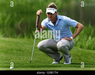 Ian Poulter in Inghilterra, durante i Quinn Direct British Masters al De Vere Belfry Golf Club di Sutton Coldfield, si trova un putt sul 9° green. Foto Stock