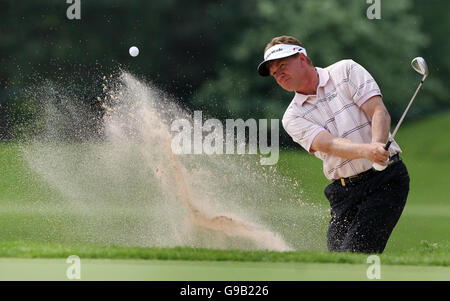 Paul Broadhurst in Inghilterra esce dal bunker sul 6° verde durante il Quinn Direct British Masters al De Vere Belfry Golf Club, Sutton Coldfield. Foto Stock