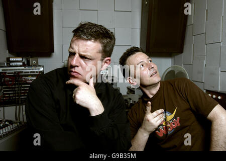 I fan di Chelsea Graham McPherson (l) e Daniel Woodgate (r) di Follia Foto Stock