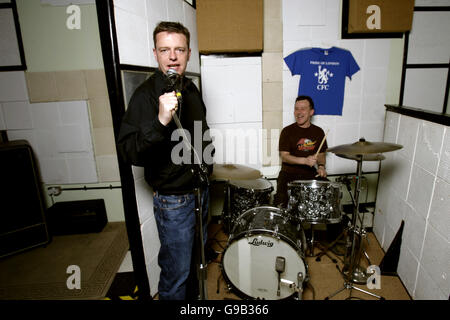 I fan di Chelsea Graham McPherson (l) e Daniel Woodgate (r) di Follia Foto Stock