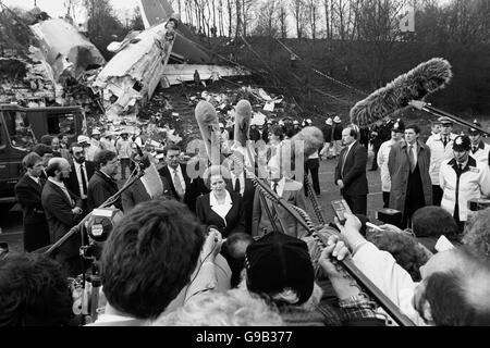 Disastri e incidenti - Kegworth Air Disaster - M1, Leicestershire. Il primo Ministro Margaret Thatcher parla alla stampa assemblata dopo il crollo aereo di Kegworth. Foto Stock