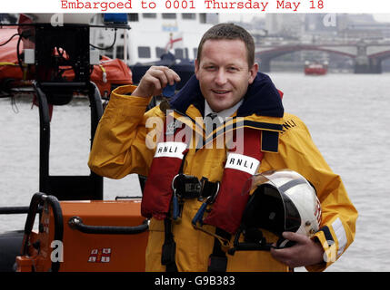 Volontariato Lifeboat coxswain Mark Pollard, 31, da Falmouth, Cornwall detiene la sua Royal National Lifeboat Institution (RNLI) medaglia di bronzo per la forza, la leadership esemplare e la straordinaria marineria durante una telefonata a Victoria Embankment nel centro di Londra. PREMERE ASSOCIAZIONE foto. Data immagine: Mercoledì 17 maggio 2006. E' uno dei tre volontari che riceveranno premi di coraggio alla fiera annuale dei premi RNLI nel centro di Londra domani sera. PREMERE ASSOCIAZIONE foto. Il credito fotografico dovrebbe essere: Andrew Parsons/PA. Foto Stock