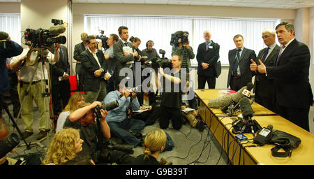 Il Cancelliere Gordon Brown (destra) e il Segretario di Stato del Dipartimento del Commercio e dell'industria Alistair Darling intervengono con i media durante una conferenza stampa presso la fabbrica Ellesmere Port di Vauxhall. Foto Stock