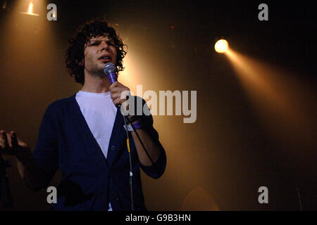 Simon Amstell esegue presso la grande chiedere a vivere un concerto benefico a Koko di Camden, a nord di Londra. Foto Stock