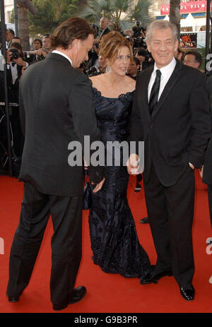 USCITA AP. Sir Ian McKellen (a destra) si trova accidentalmente su Rita Wilson's Dress mentre suo marito Tom Hanks (a sinistra) guarda, durante gli arrivi per la prima del Codice da Vinci, al 59th Cannes Film Festival, Cannes, Francia. Foto Stock