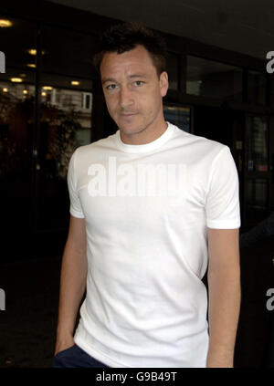 Il capitano del Chelsea John Terry lascia il Portland Hospital nel centro di Londra dopo che il suo fidanzato toni Poole ha dato alla luce due gemelli, ieri. Foto Stock