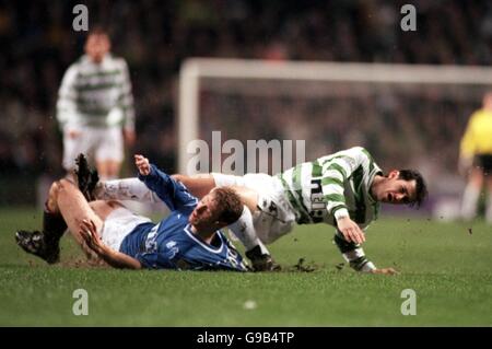 Scottish Soccer - Banca di Scozia Premier League - Celtic contro Rangers. Craig Moore (l) di Rangers coinvolto in un forte combattente con Jackie McNamara di Celtic (r) Foto Stock