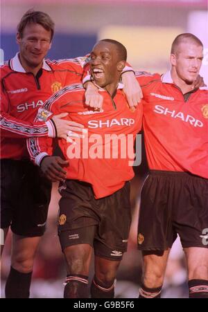 Calcio - fa Carling Premiership - Leicester City / Manchester United. David Beckham (r) e Teddy Sheringham (l) del Manchester United festeggiano con Dwight Yorke (c) dopo il secondo gol Foto Stock