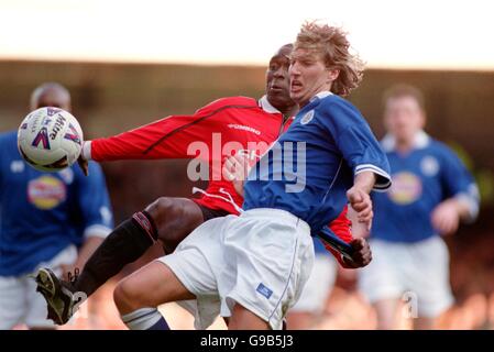 (L-R) Andy Cole del Manchester United batte per il possesso della palla con Robbie Savage di Leicester City Foto Stock